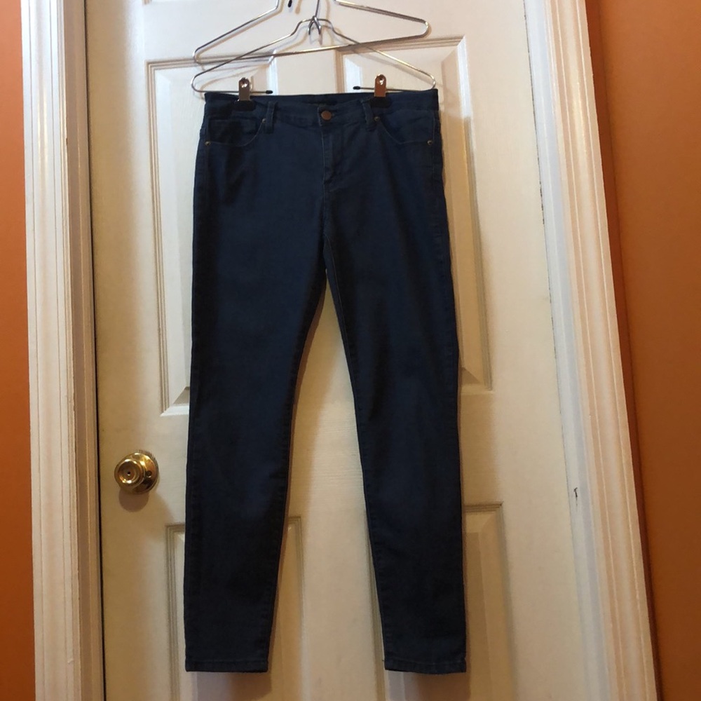 Forever 21 blue skinny jean, 5 pockets zipper and button closure size 29